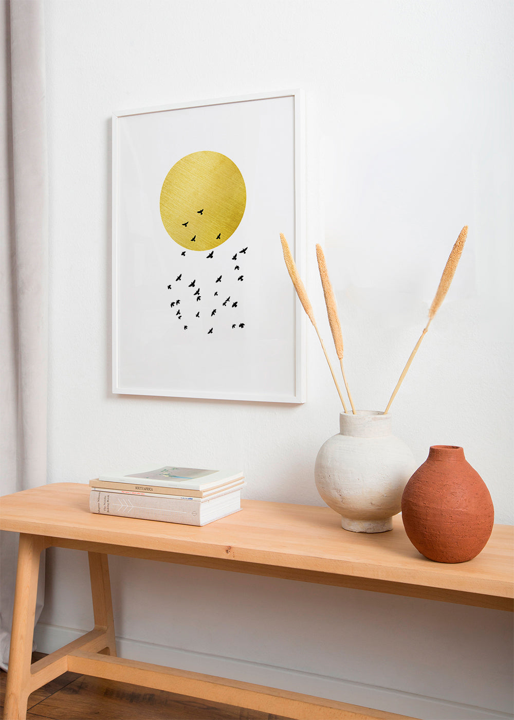 Minimalistisk plakat med gylden sol og flok