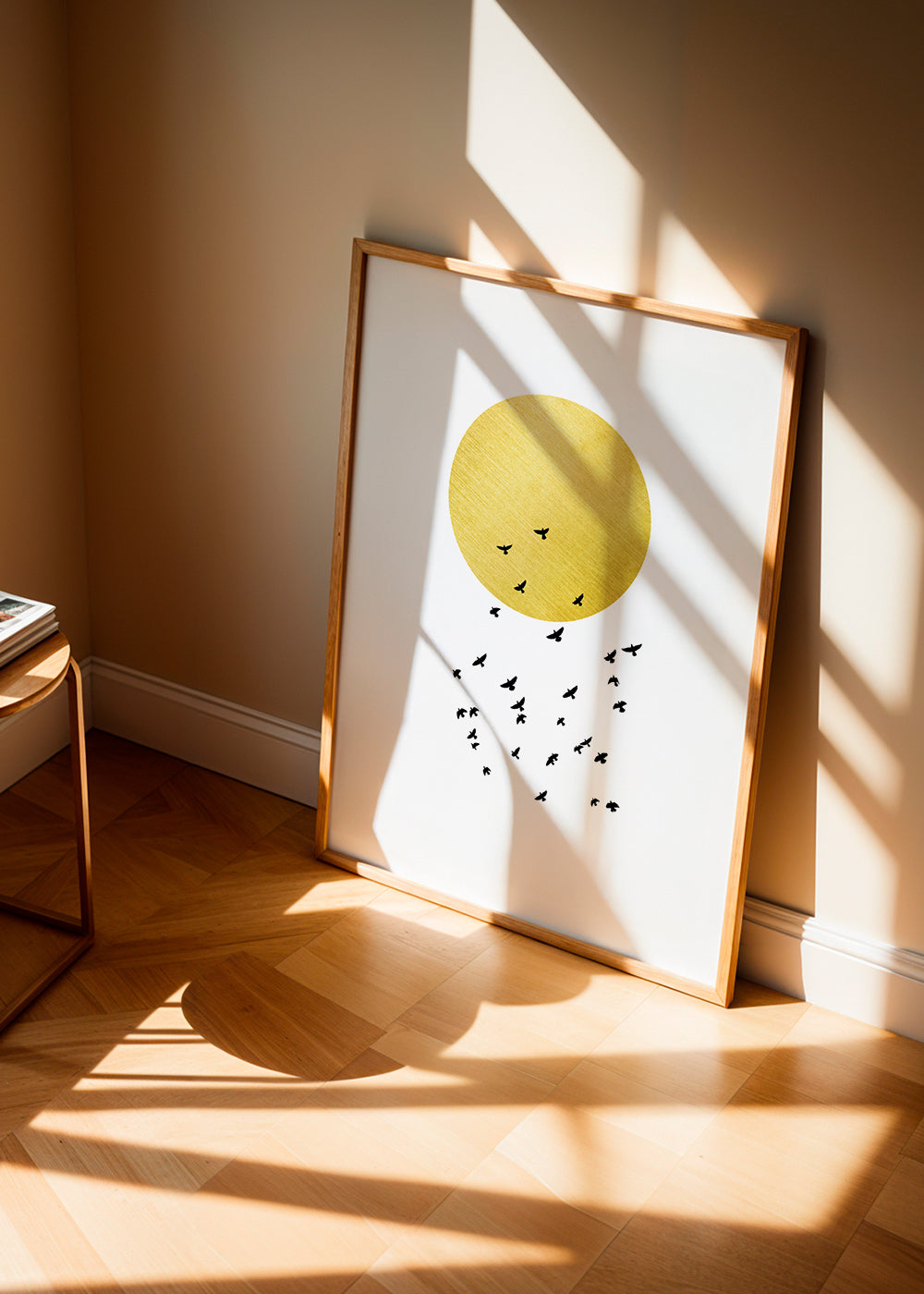 Minimalistisk plakat med gylden sol og flok