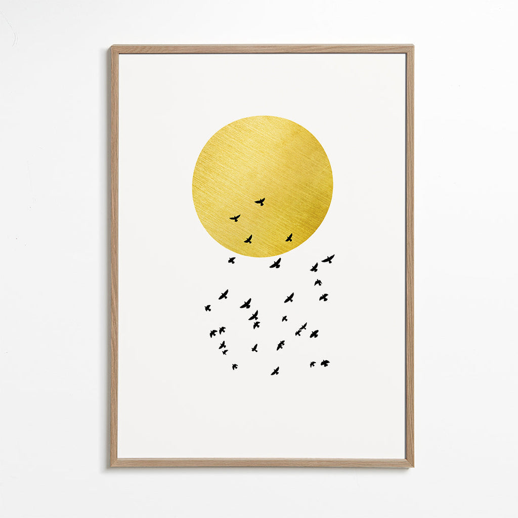Minimalistisk plakat med gylden sol og flok