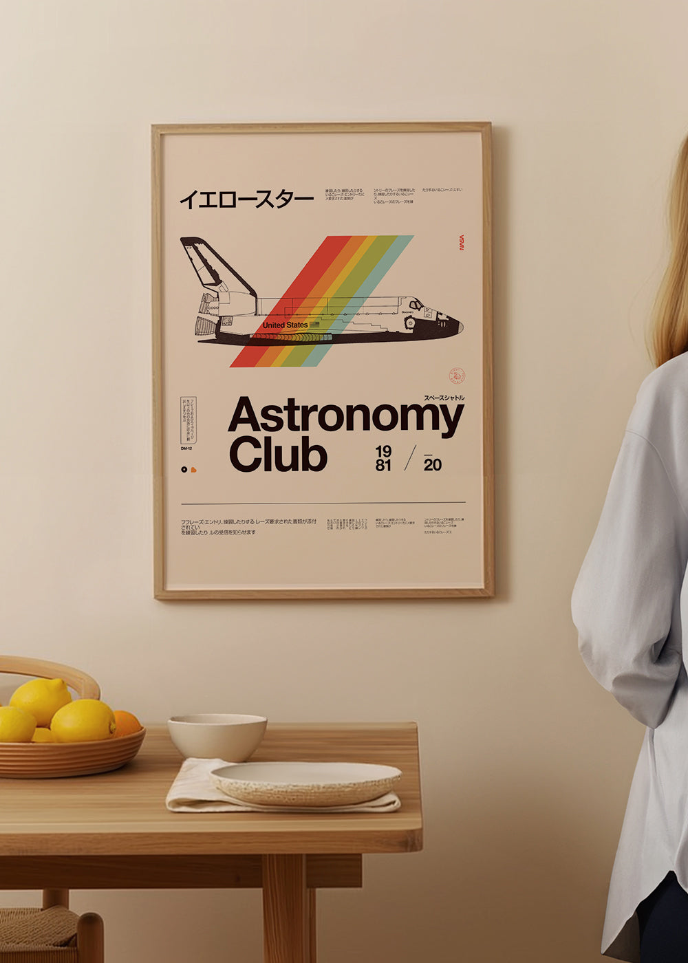 Vintage plakat med rumfærge og regnbuestriber