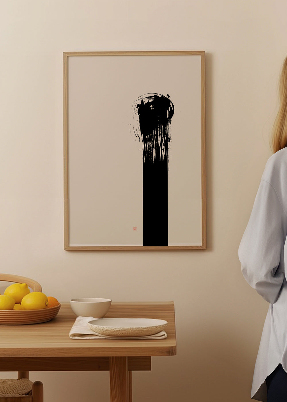Minimalistisk billede med vertikal blækstreg