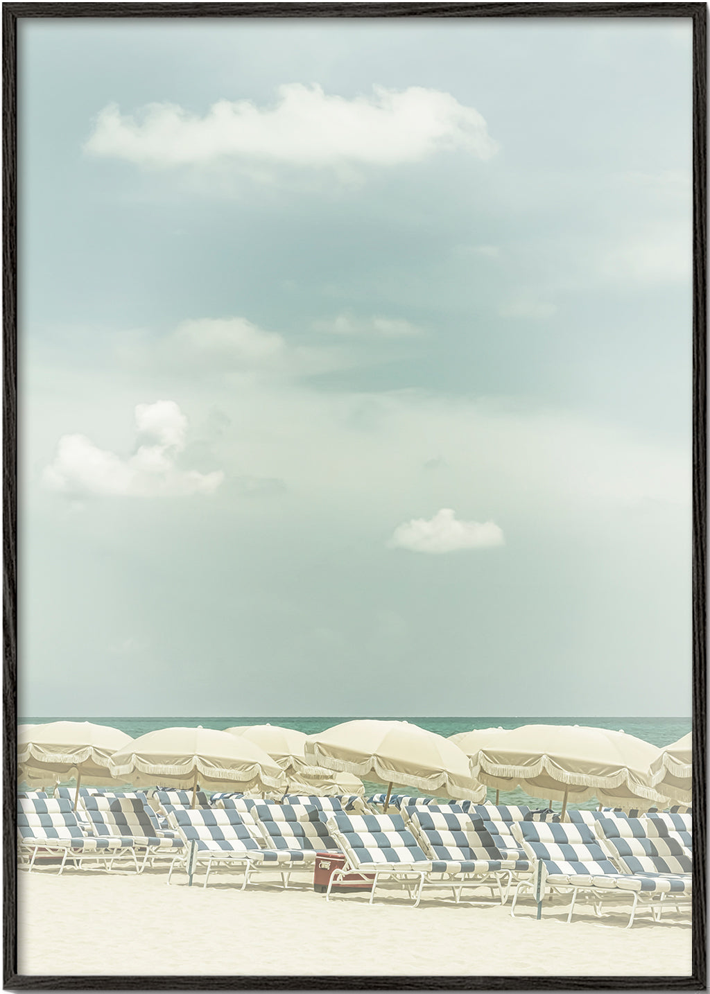 Vintage plakat strand med parasoller og liggestole