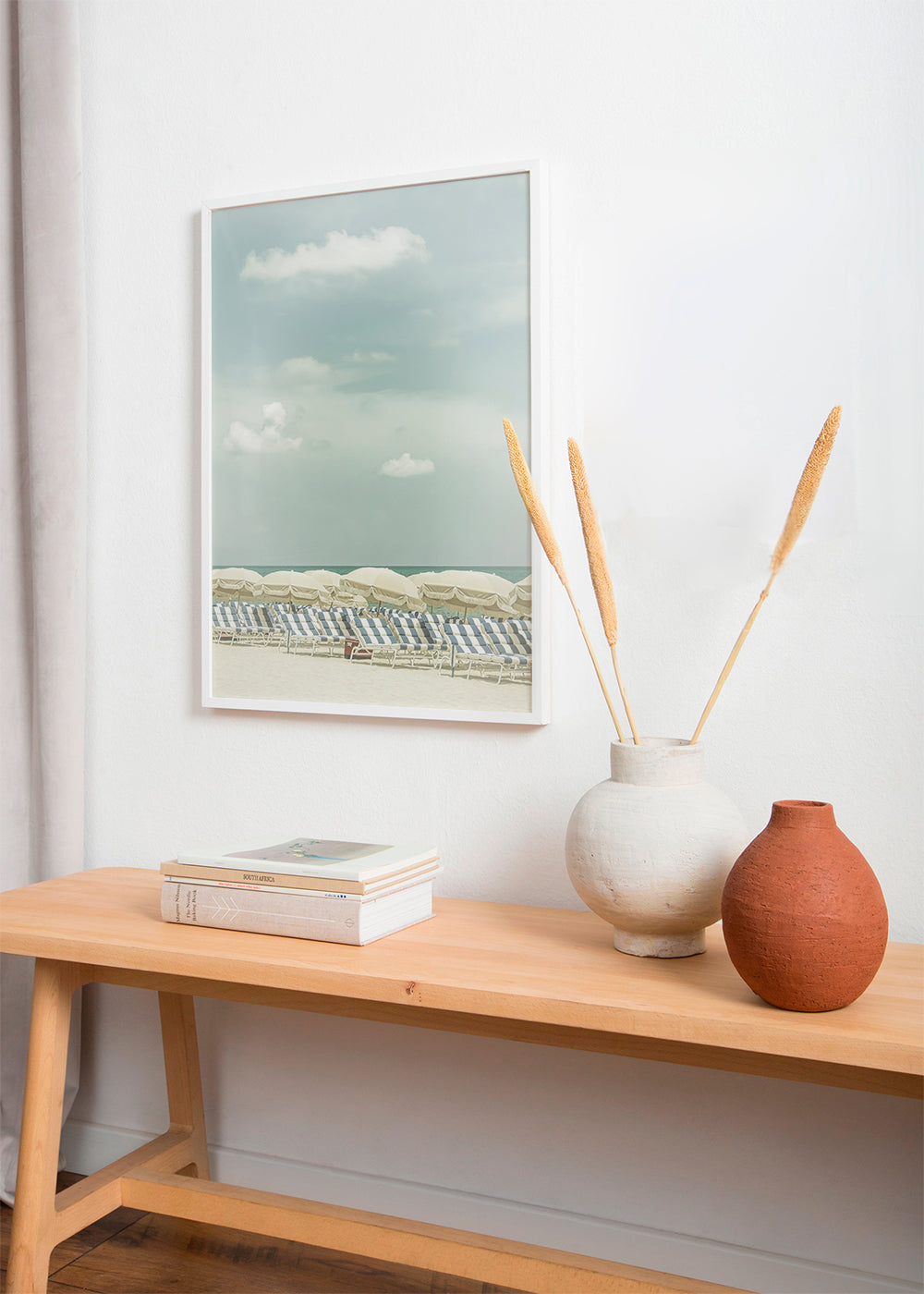 Vintage plakat strand med parasoller og liggestole