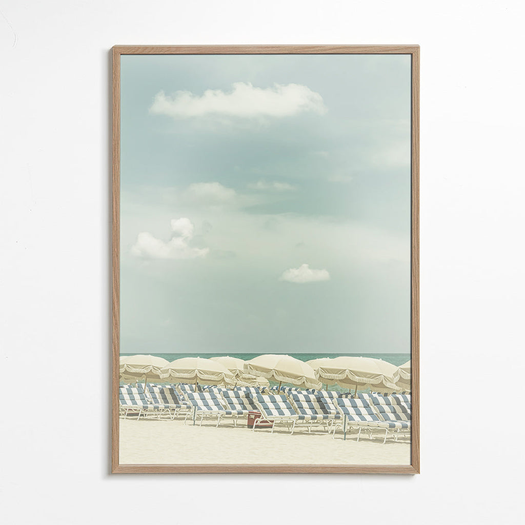 Vintage plakat strand med parasoller og liggestole
