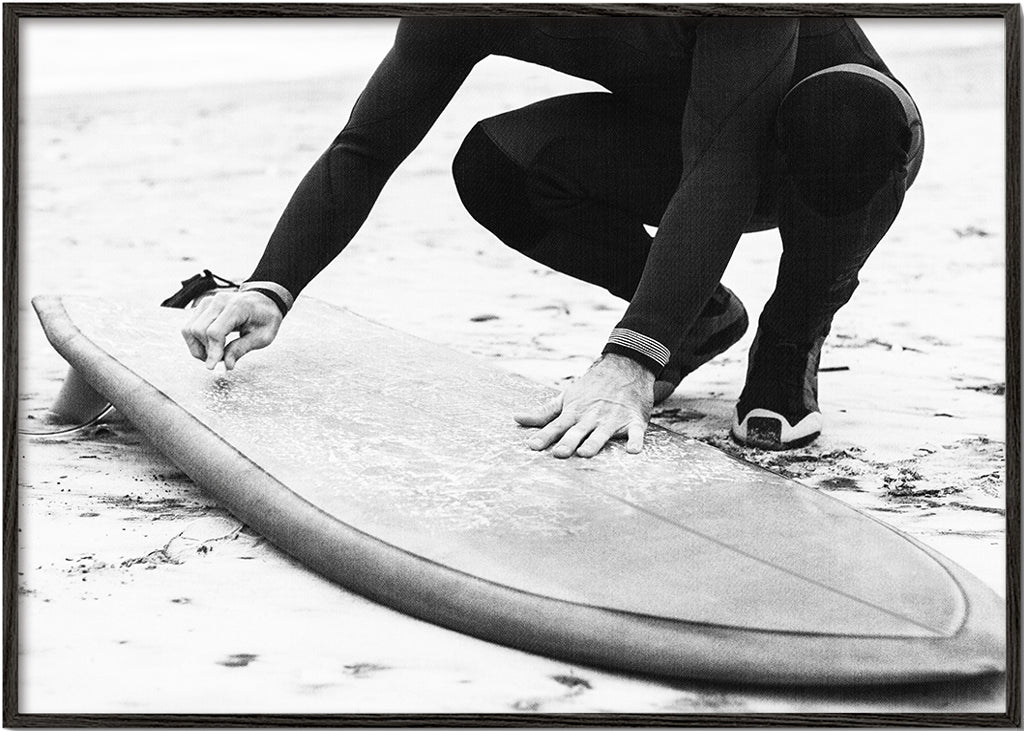 Sportkunst: surfer gør sit bræt klar