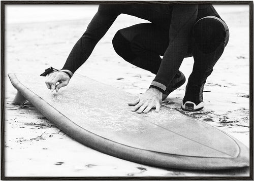 Sportkunst: surfer gør sit bræt klar