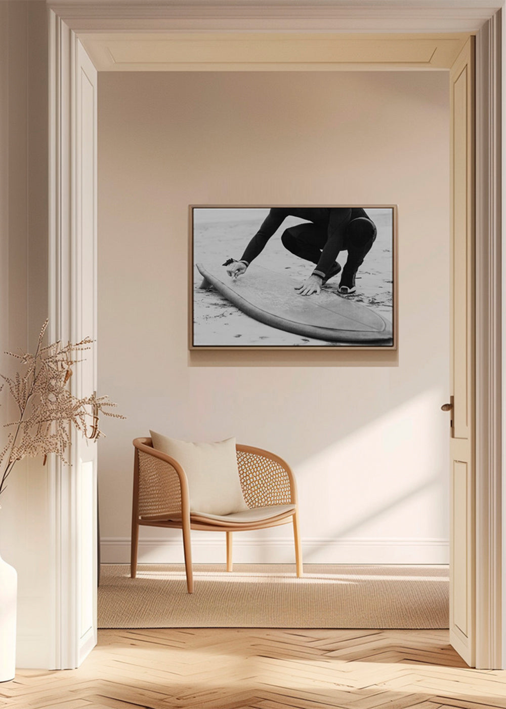 Sportkunst: surfer gør sit bræt klar