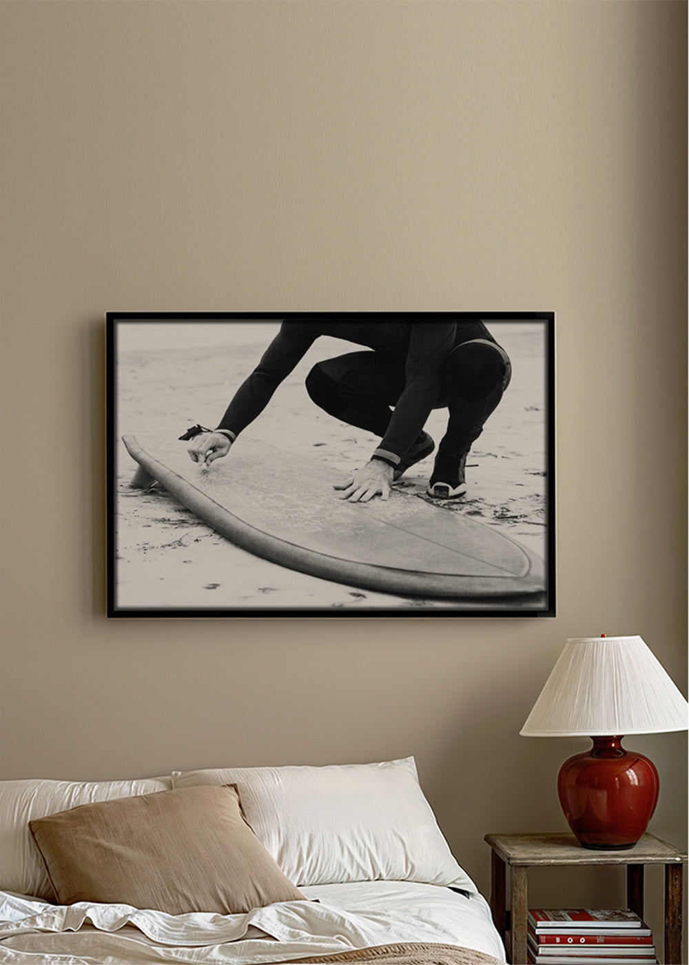 Sportkunst: surfer gør sit bræt klar