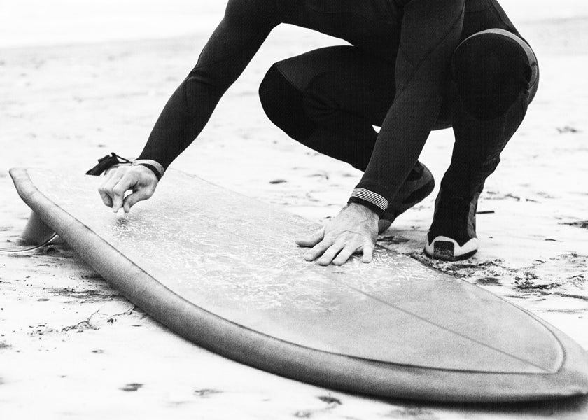 Sportkunst: surfer gør sit bræt klar