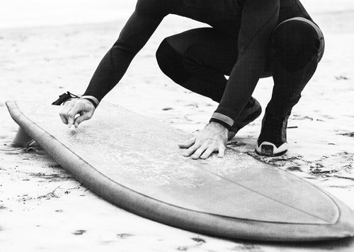 Sportkunst: surfer gør sit bræt klar