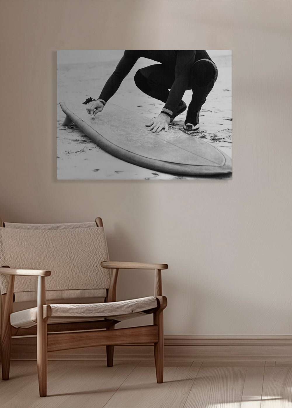 Sportkunst: surfer gør sit bræt klar
