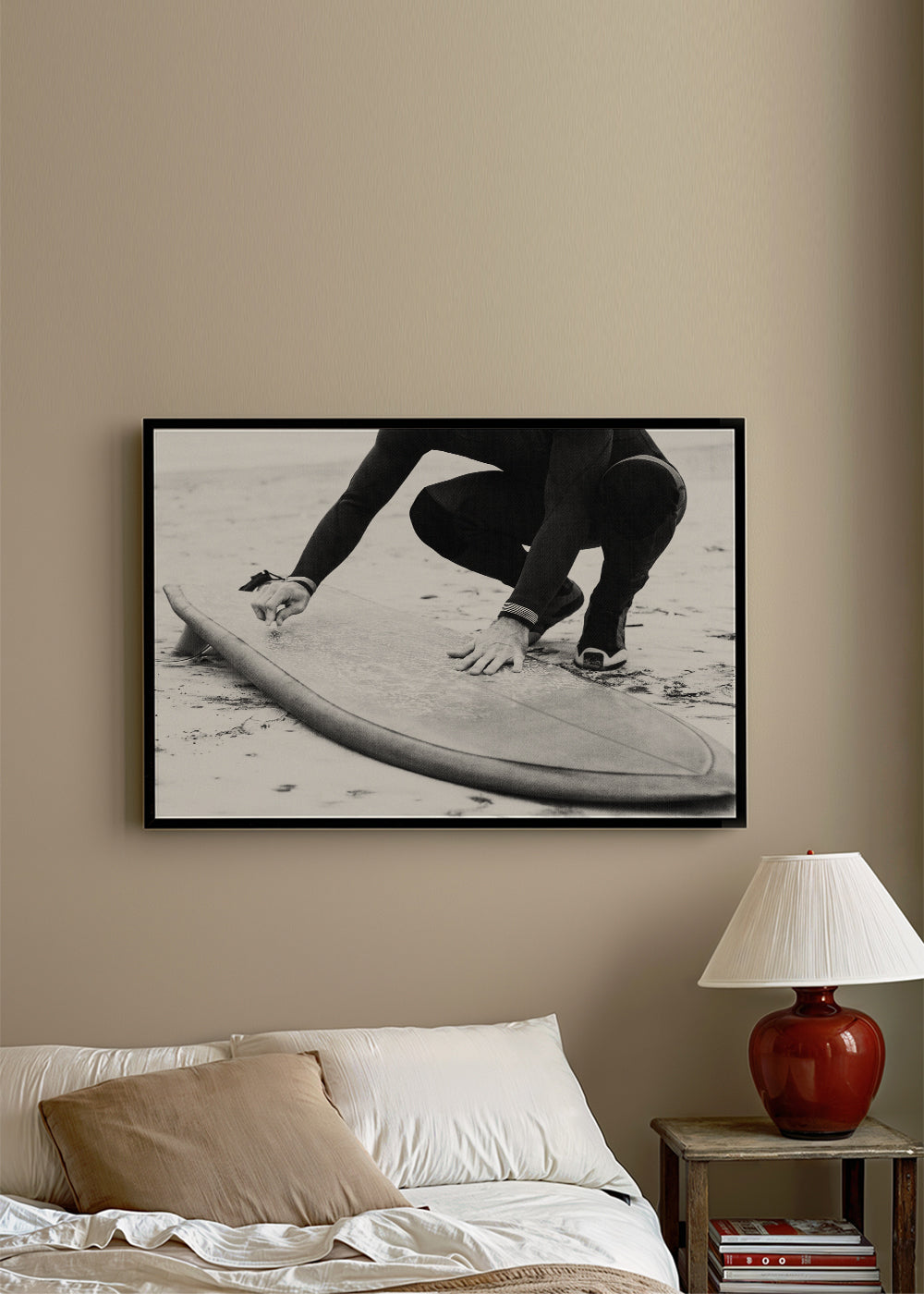 Sportkunst: surfer gør sit bræt klar