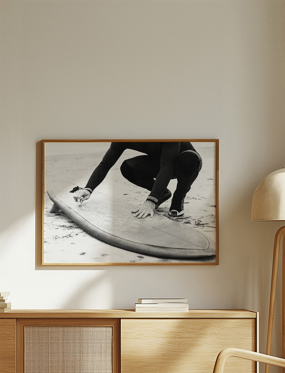 Sportkunst: surfer gør sit bræt klar