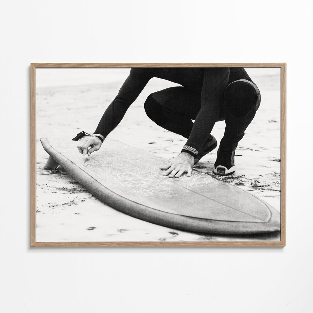 Sportkunst: surfer gør sit bræt klar
