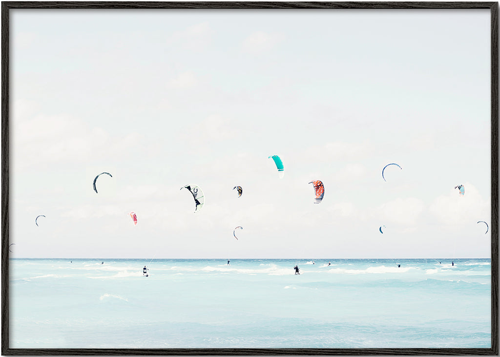 Sportskunst kitesurf på roligt hav