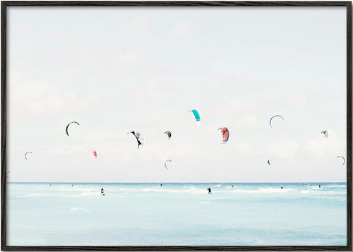 Sportskunst kitesurf på roligt hav