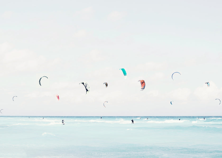 Sportskunst kitesurf på roligt hav