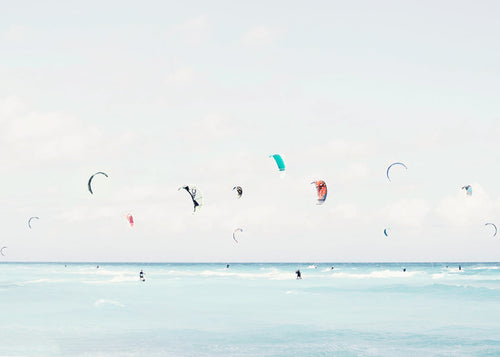 Sportskunst kitesurf på roligt hav