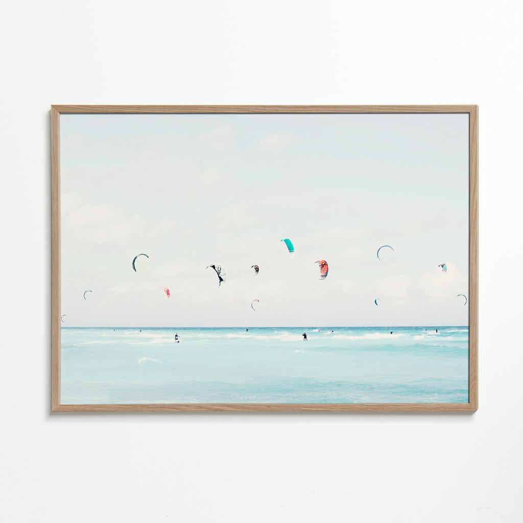 Sportskunst kitesurf på roligt hav