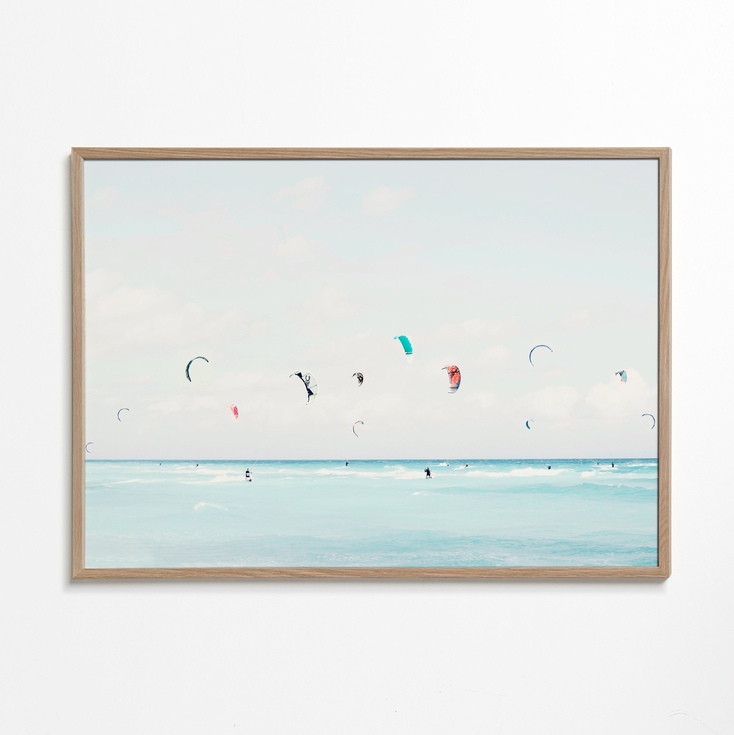 Sportskunst kitesurf på roligt hav