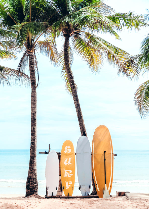Sportskunst: surfboards på en tropisk strand