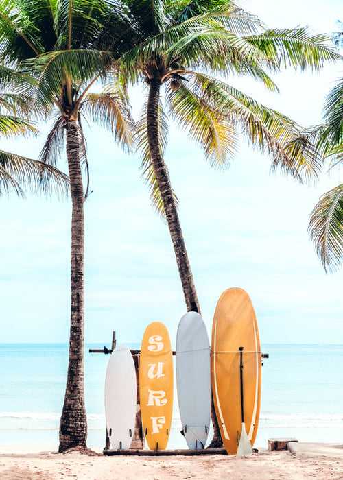 Sportskunst: surfboards på en tropisk strand