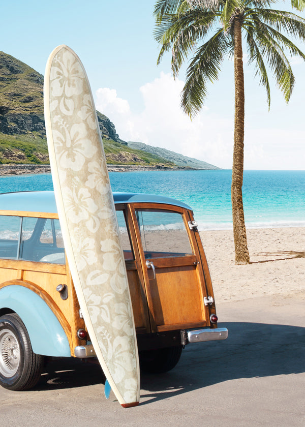 Landskabskunst: strand med surfbræt og vintage bil