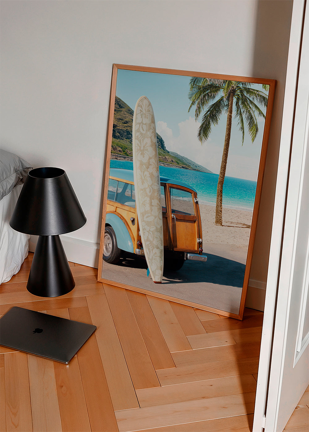 Landskabskunst: strand med surfbræt og vintage bil