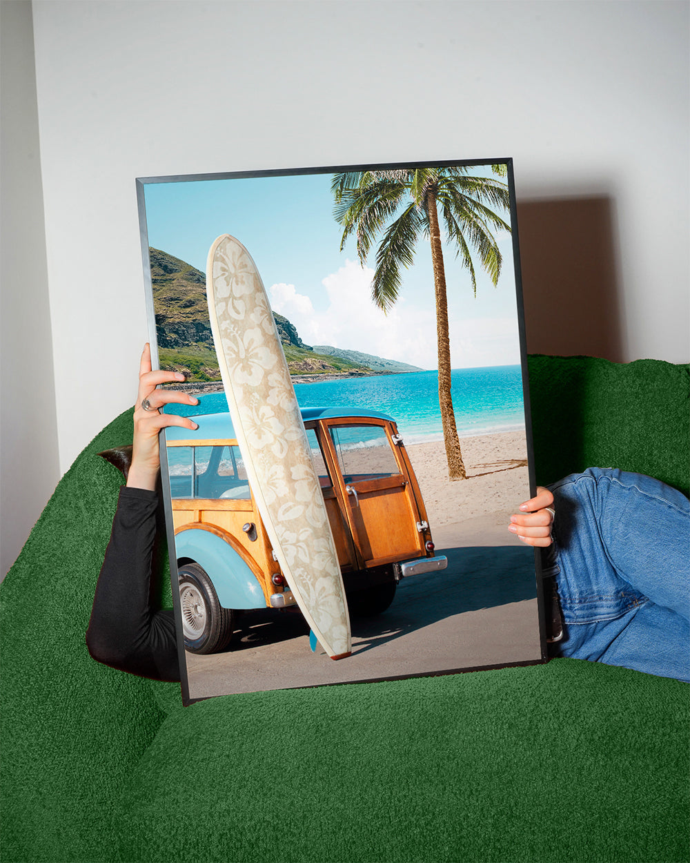 Landskabskunst: strand med surfbræt og vintage bil