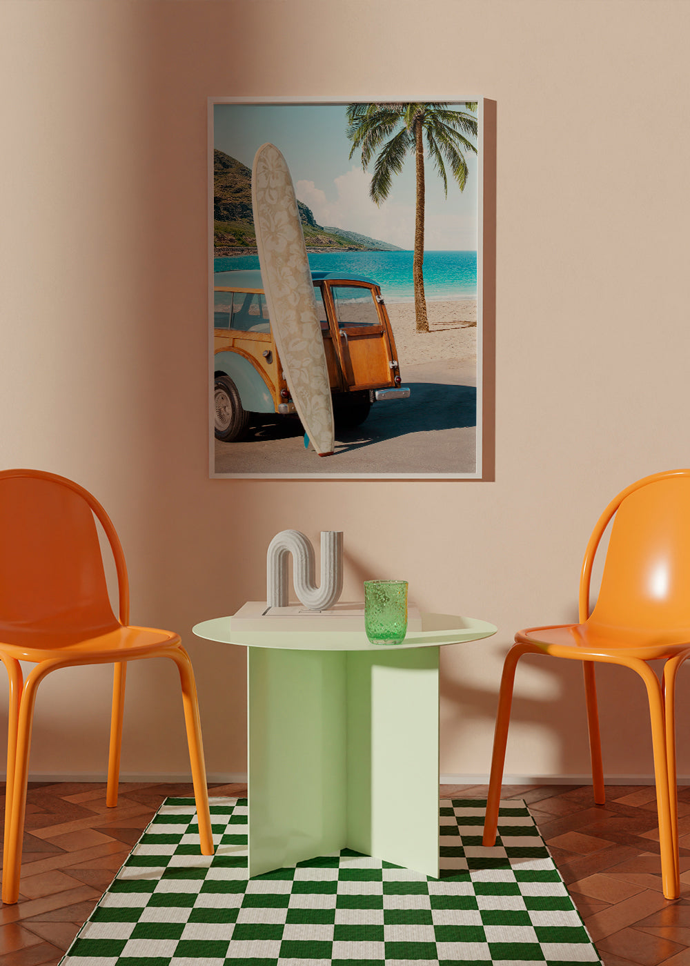 Landskabskunst: strand med surfbræt og vintage bil