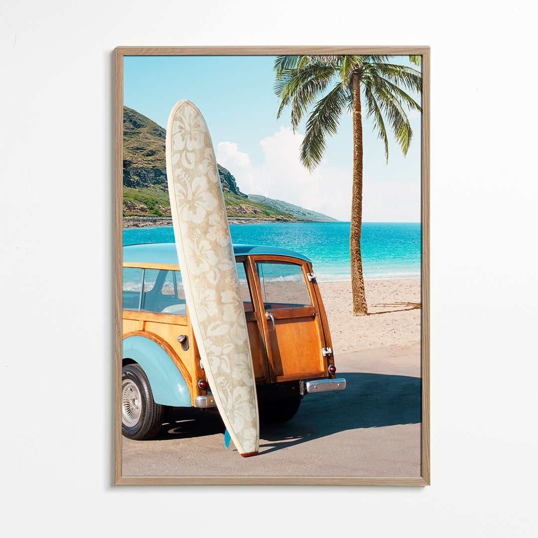 Landskabskunst: strand med surfbræt og vintage bil