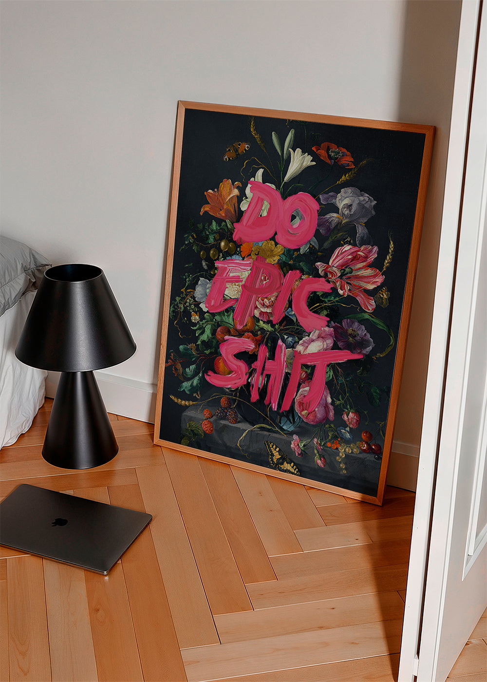 Botanisk plakat med dristig typografi over stilleben
