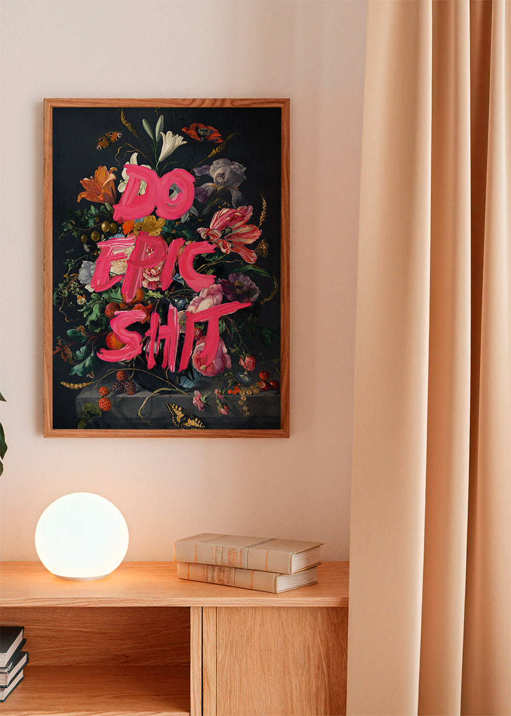 Botanisk plakat med dristig typografi over stilleben