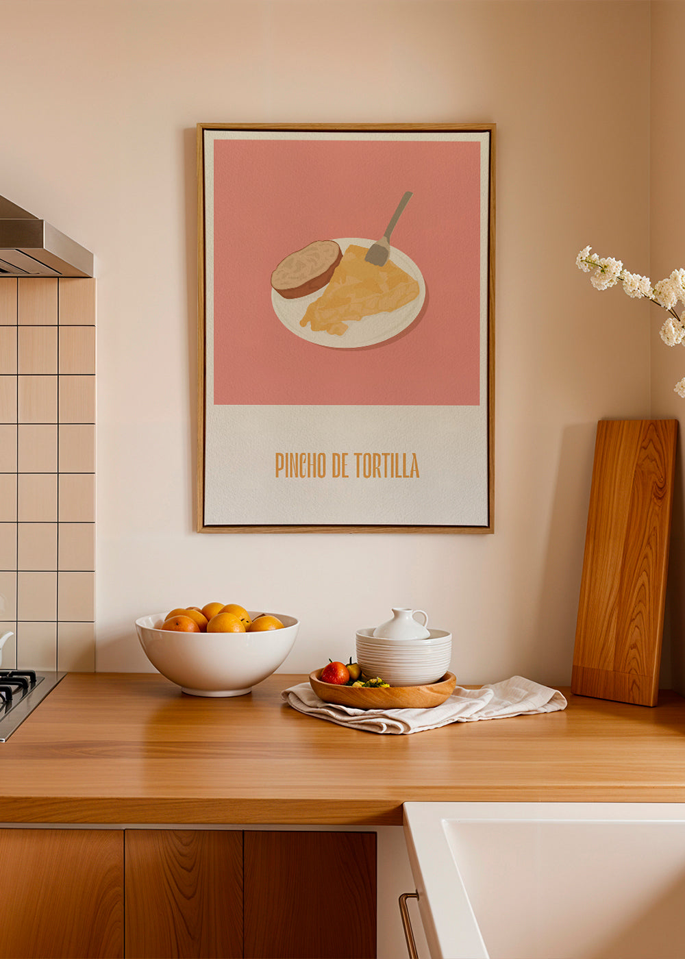 Køkkenkunst: pincho tortilla på lyserød baggrund