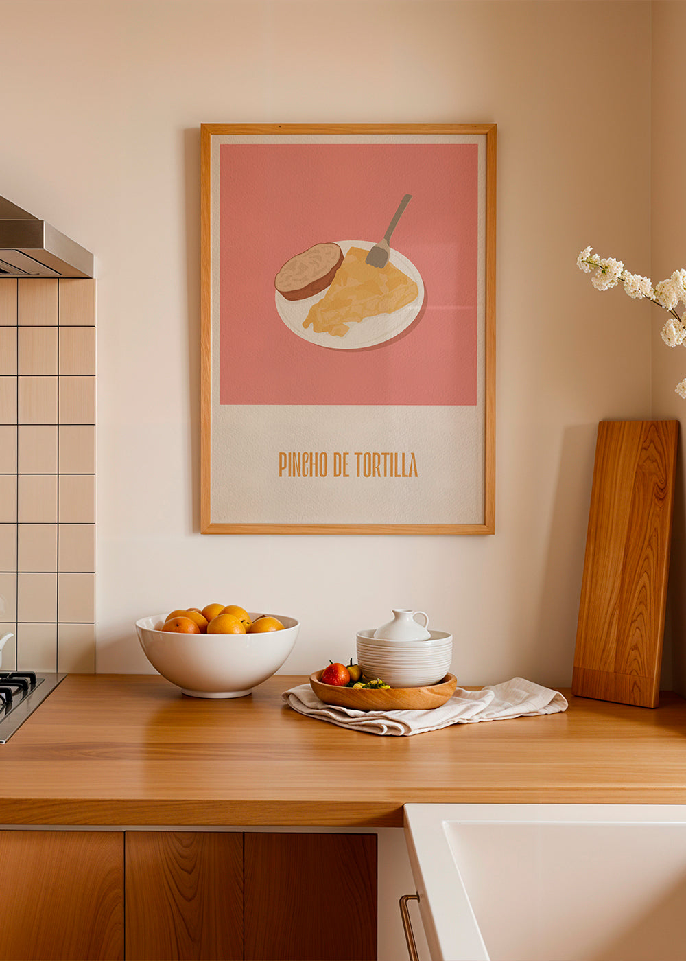 Køkkenkunst: pincho tortilla på lyserød baggrund