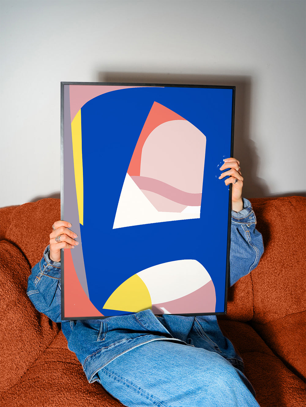 Geometrisk plakat med organiske blå former