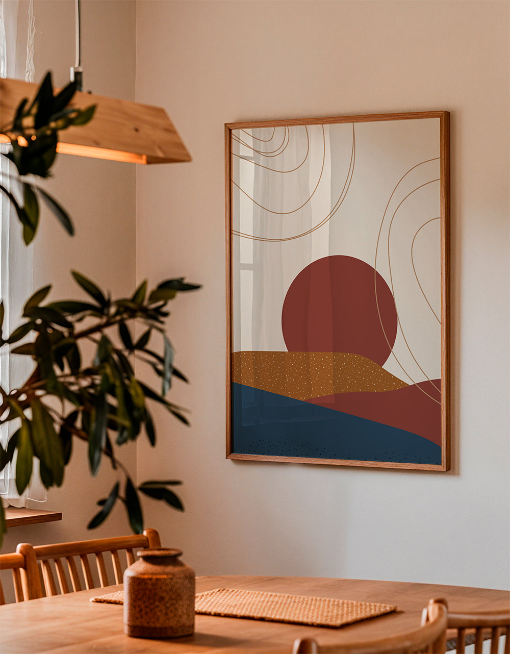Abstrakt kunst: terracotta sol og lagdelte bakker