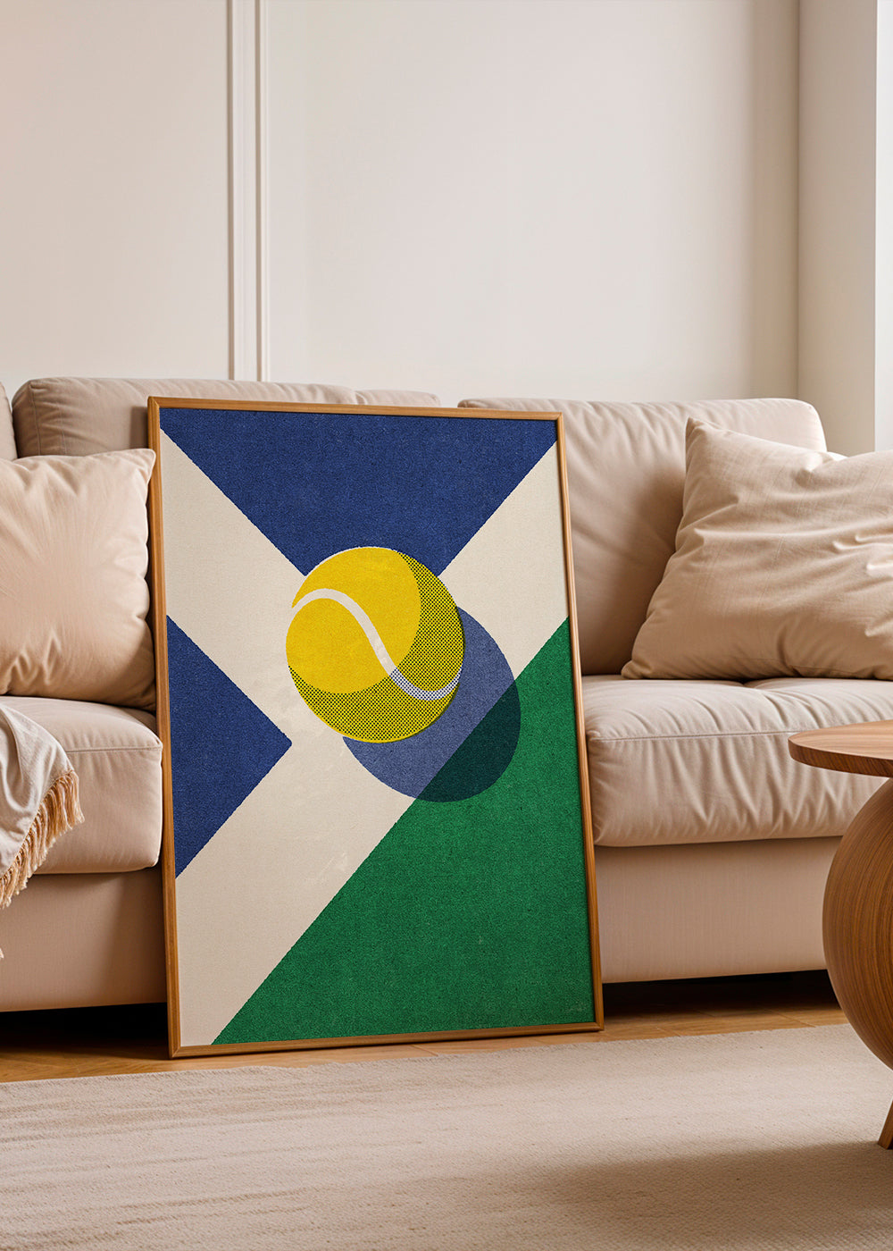 Sportkunst: tennisbold på geometrisk komposition