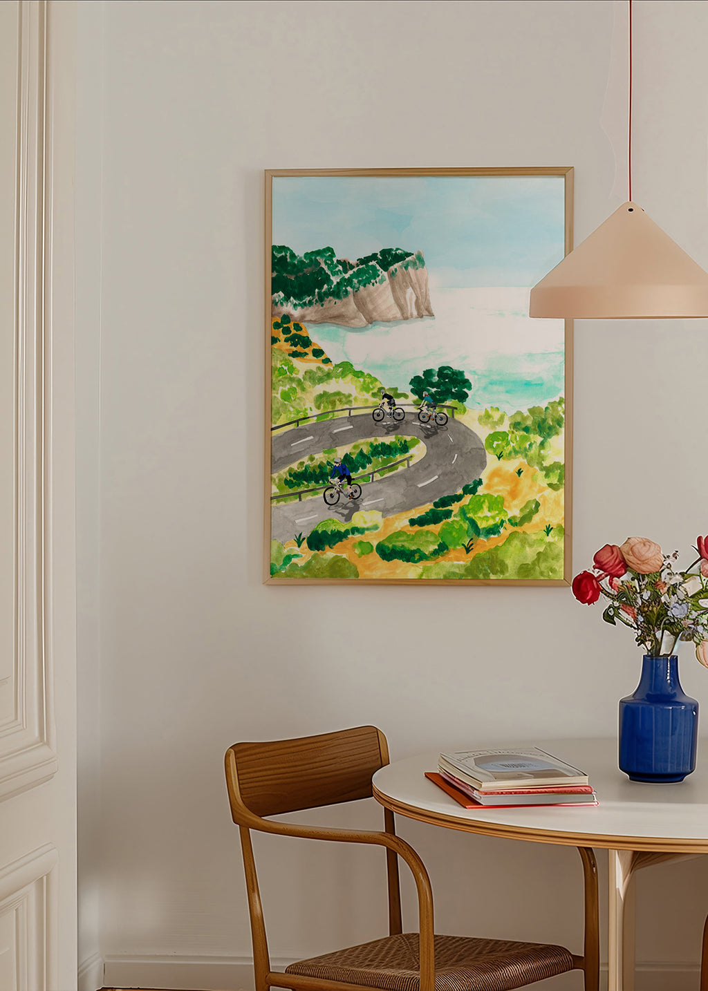 Sportkunst med cykling ved kysten