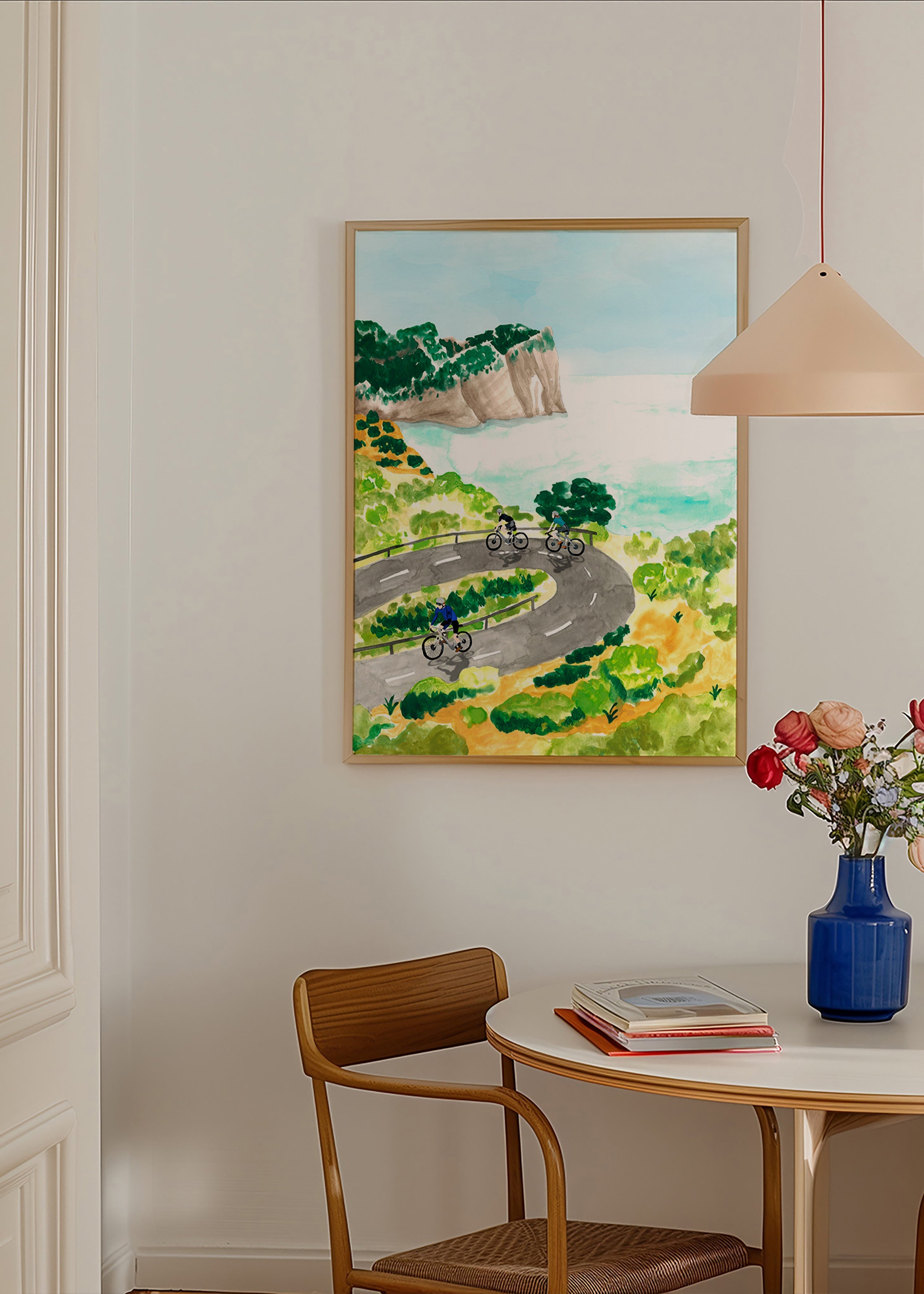 Sportkunst med cykling ved kysten