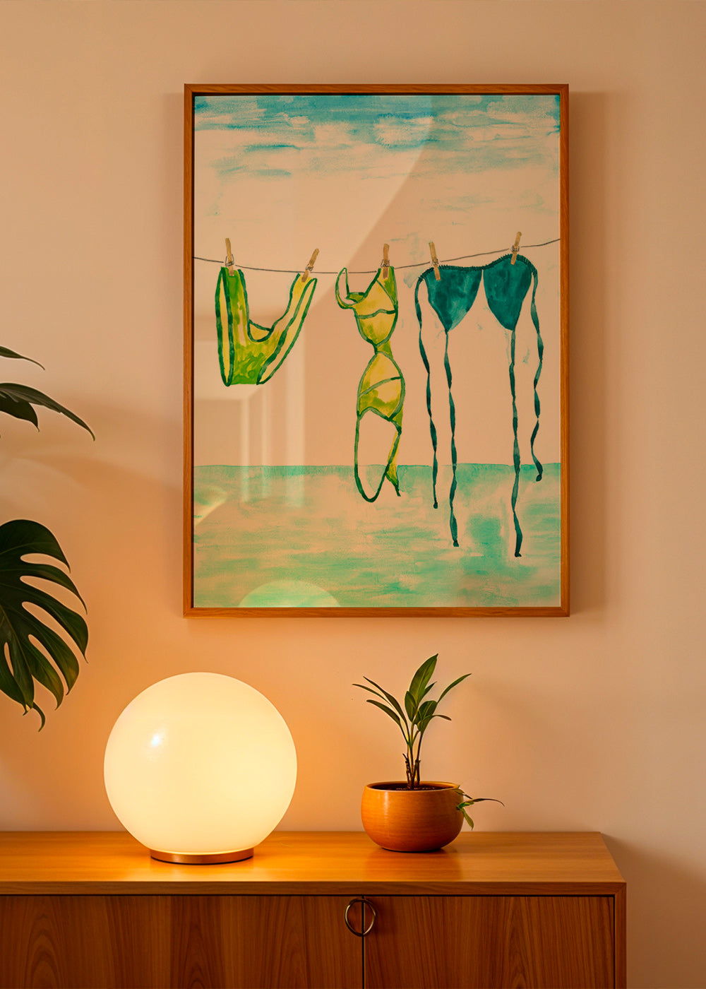 Illustration af bikinier hængt ved stranden