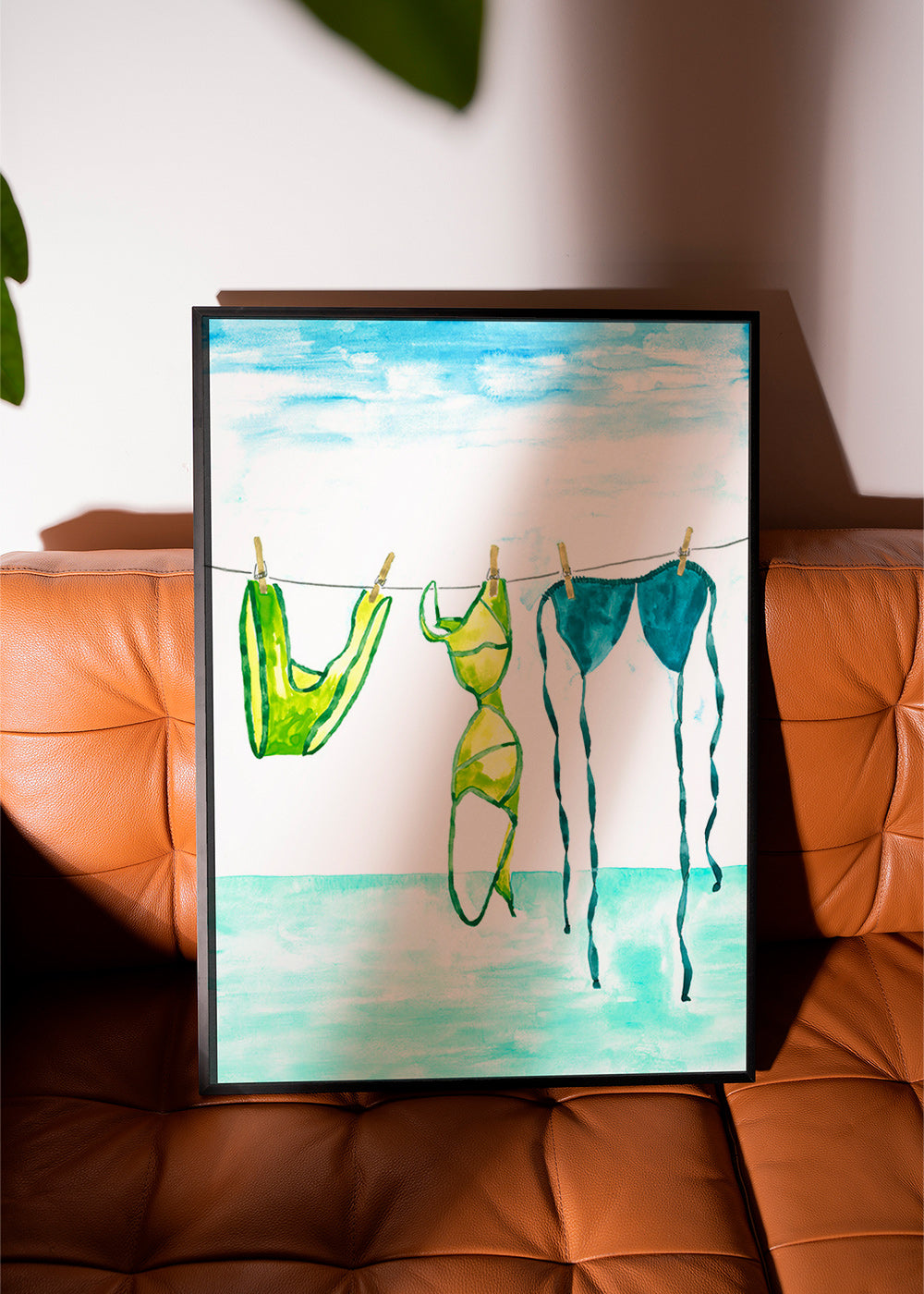 Illustration af bikinier hængt ved stranden