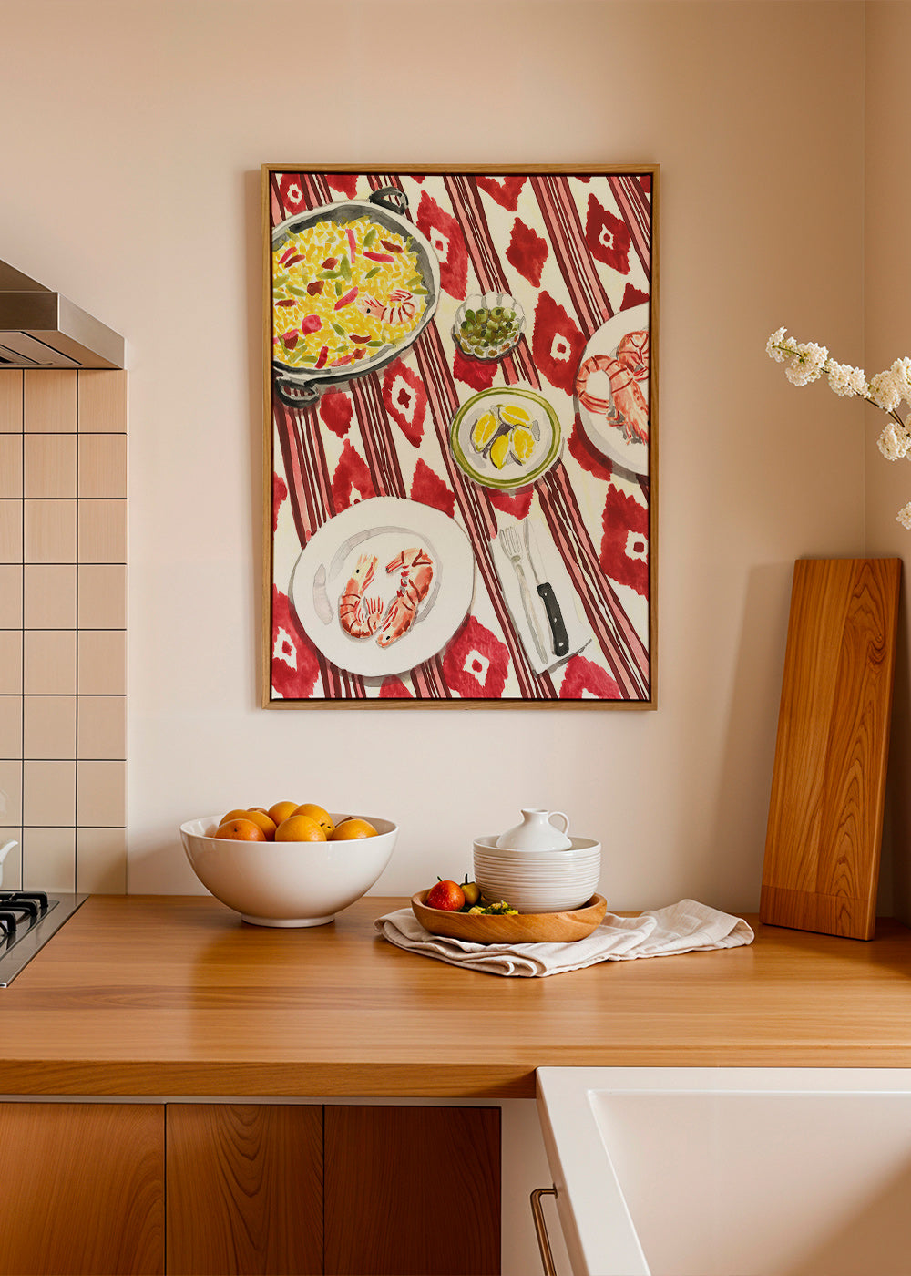 Køkkenkunst: paella og rejer på mønstret dug