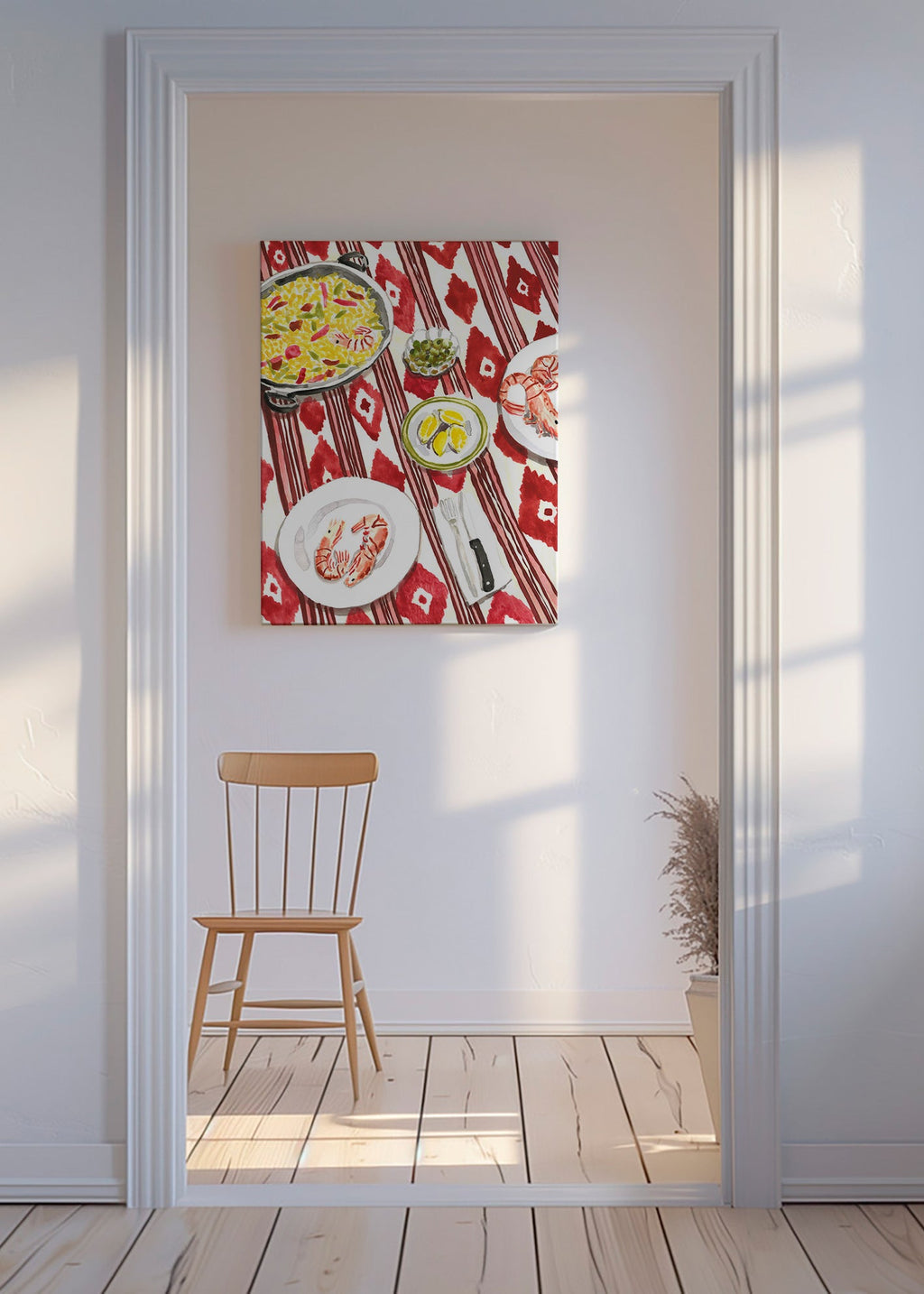 Køkkenkunst: paella og rejer på mønstret dug
