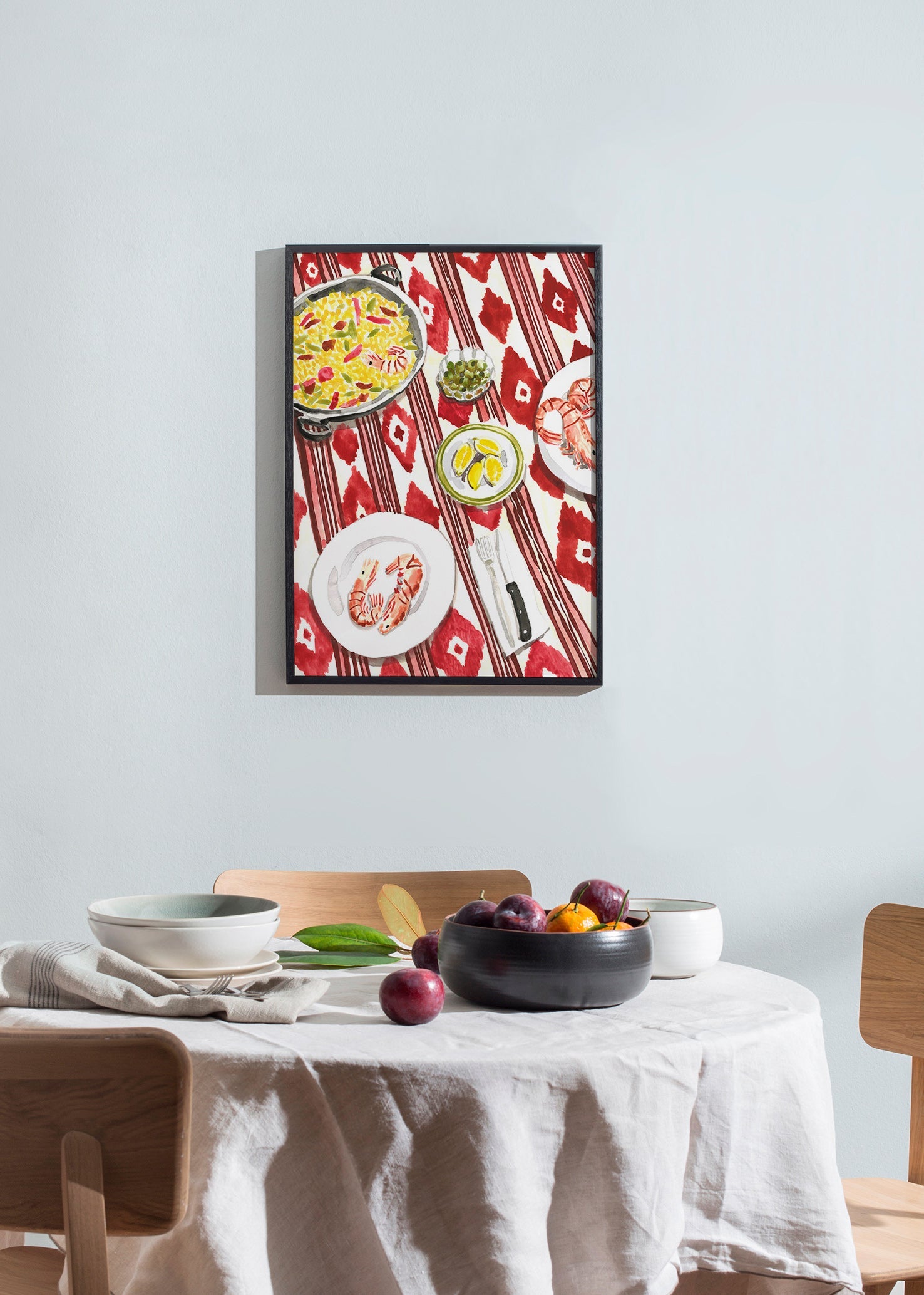 Køkkenkunst: paella og rejer på mønstret dug