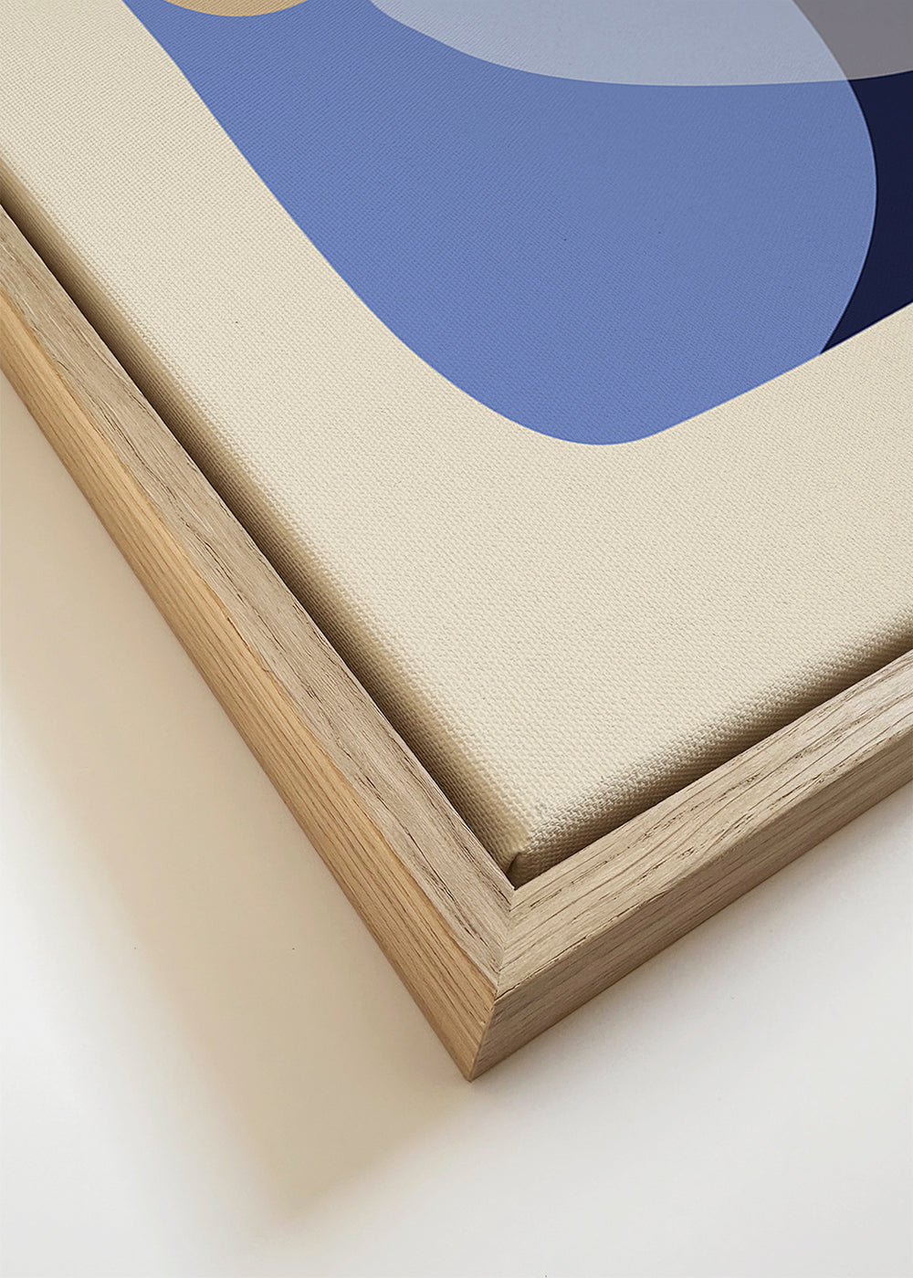 Minimalistisk plakat med organiske beige og blå former