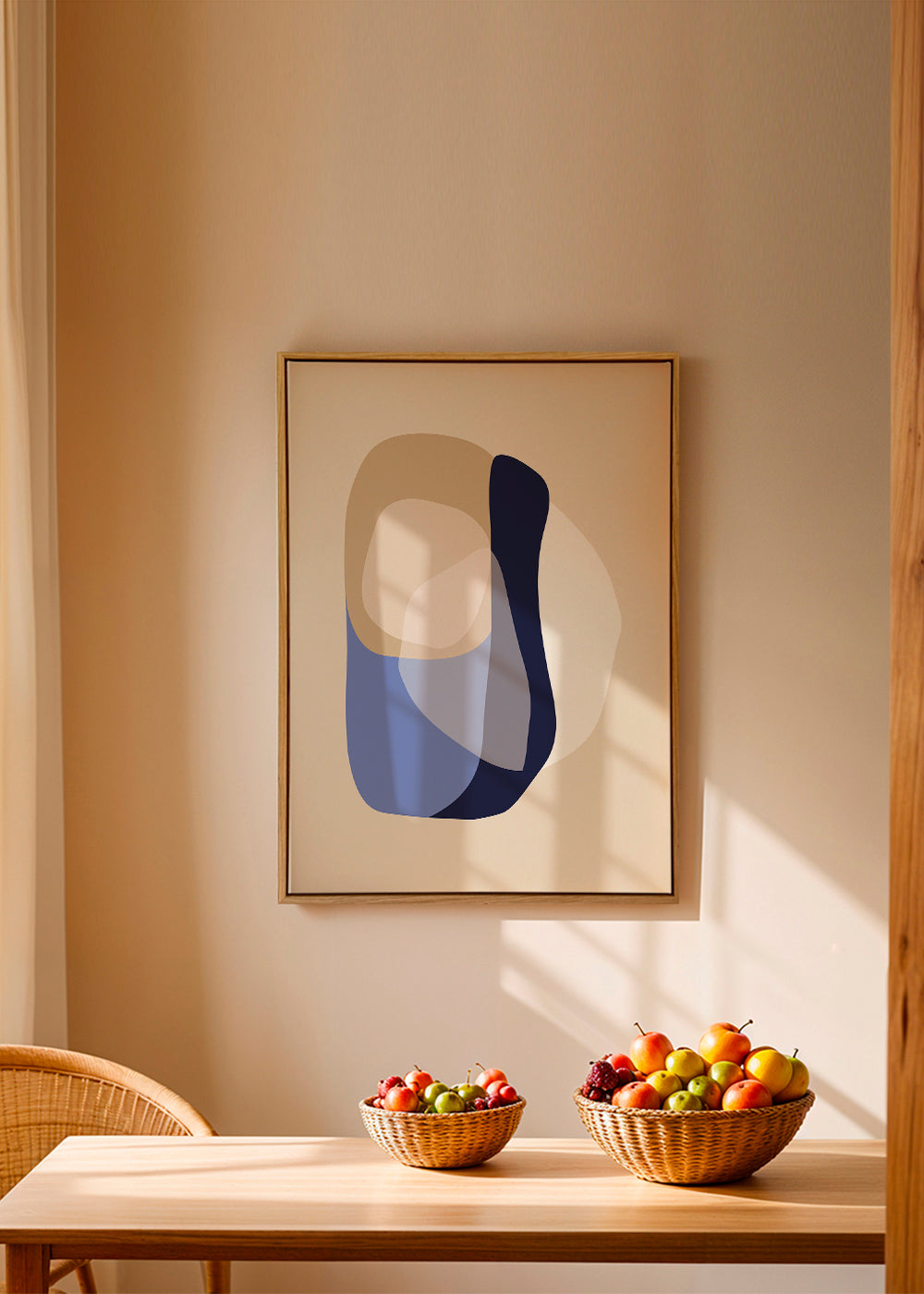 Minimalistisk plakat med organiske beige og blå former