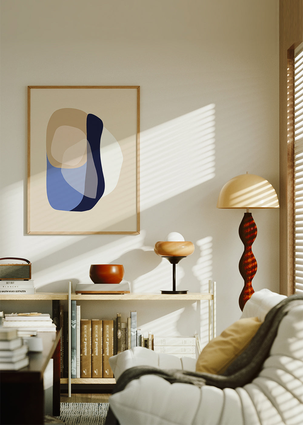 Minimalistisk plakat med organiske beige og blå former