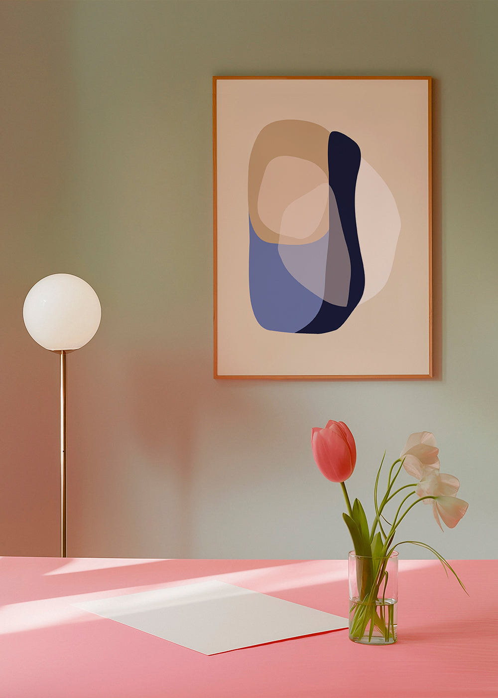 Minimalistisk plakat med organiske beige og blå former