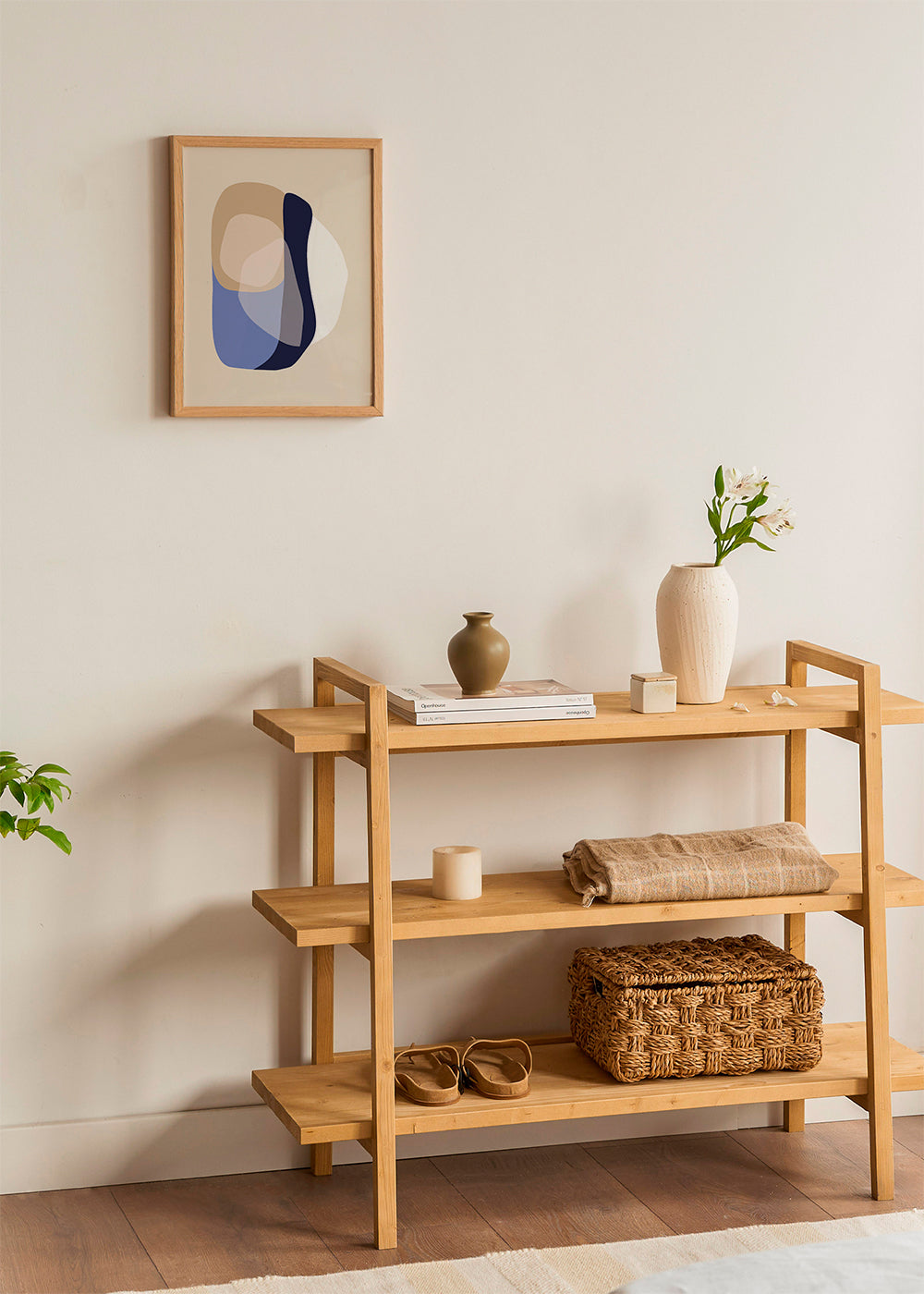 Minimalistisk plakat med organiske beige og blå former